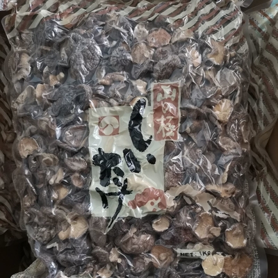 Le champignon de shiitaké sec en vrac naturel a séché des champignons de shiitaké organiques
