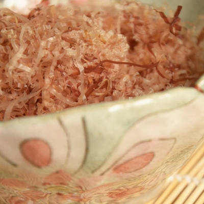 le poisson japonais de Katsuobushi de bonito d'OEM 100g s'écaille additif libre