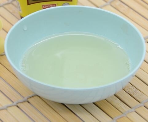Assaisonnement japonais de sushi d'espace libre au vinaigre de riz de sushi de bouteille en verre