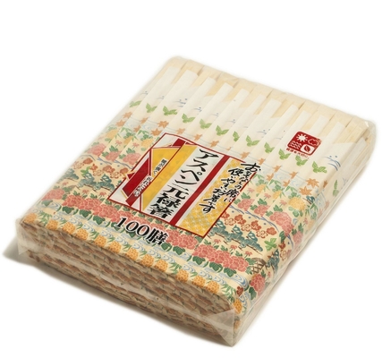 Tensoge autour des baguettes en bois jetables pour la nourriture japonaise chinoise